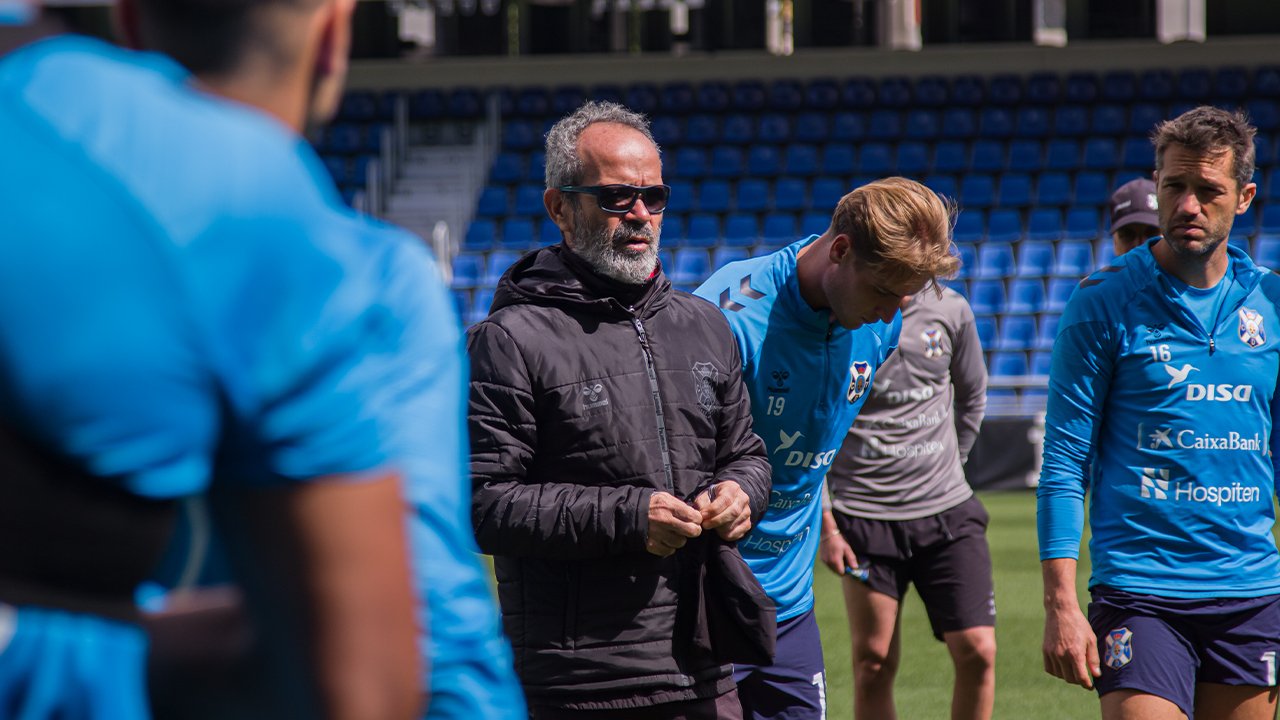 Álvaro Cervera dirigiendo un entrenamiento (@CDTOficial)