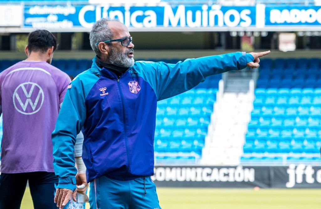 Álvaro Cervera dirigiendo un entrenamiento (CD Tenerife)