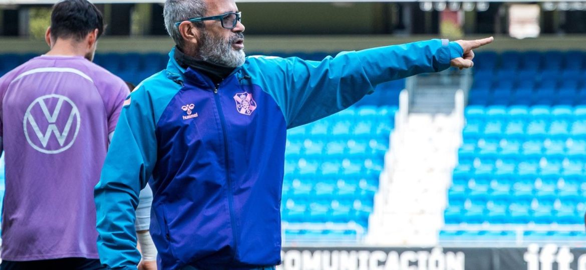 Álvaro Cervera dirigiendo un entrenamiento (CD Tenerife)