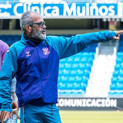 Álvaro Cervera dirigiendo un entrenamiento (CD Tenerife)