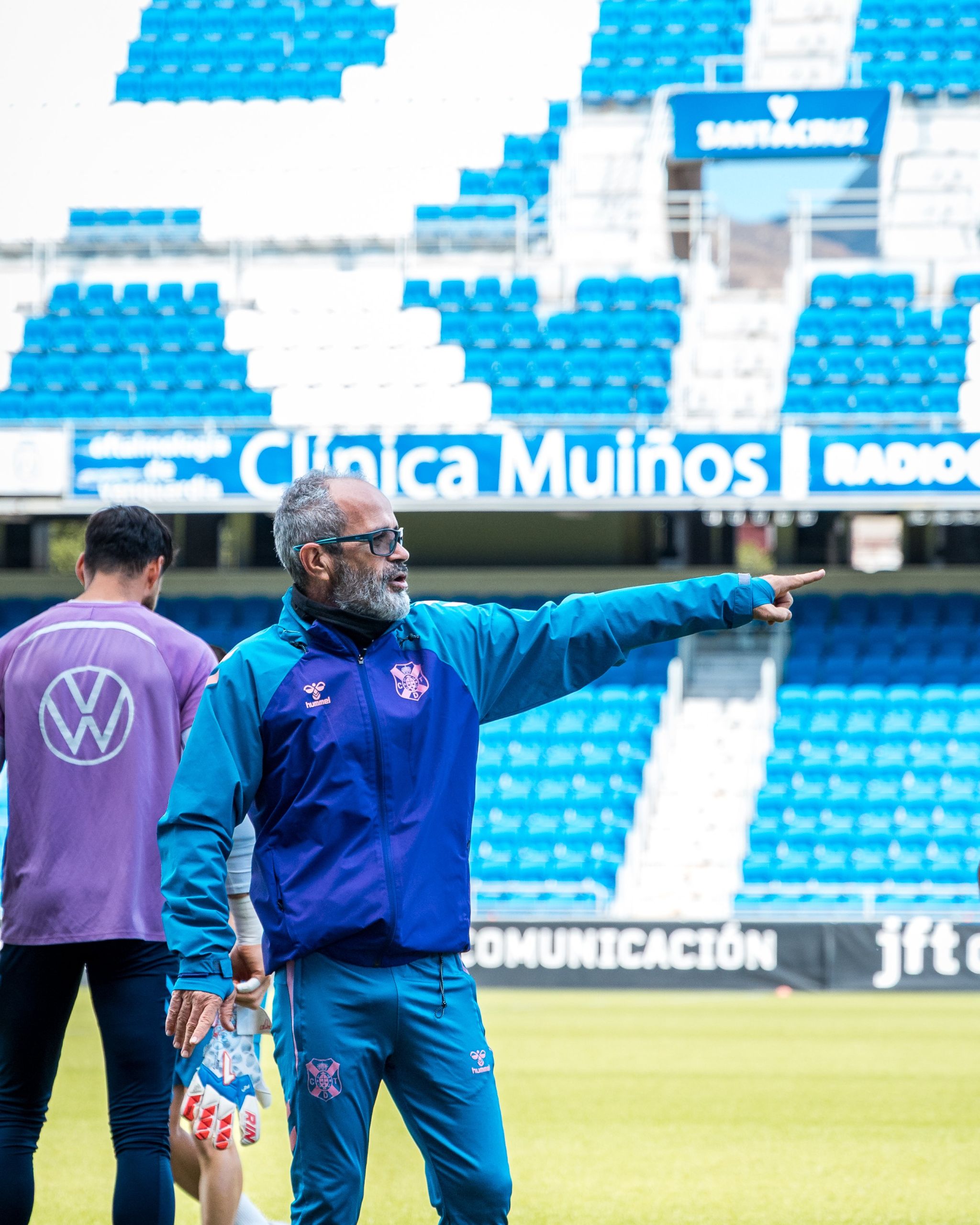 Álvaro Cervera dirigiendo un entrenamiento (CD Tenerife)