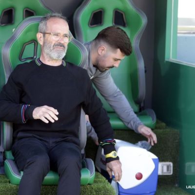 Álvaro Cervera en el banquillo del Martínez Valero (La Liga)
