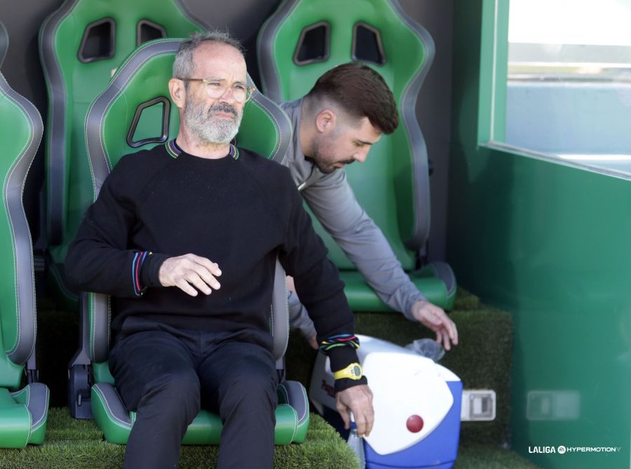 Álvaro Cervera en el banquillo del Martínez Valero (La Liga)