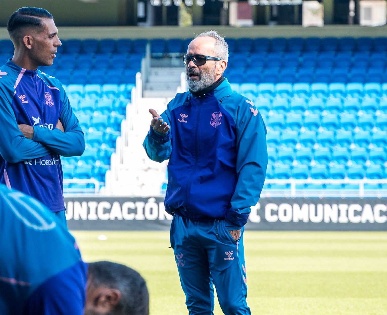 Álvaro Cervera hablando con Roberto Perera (CD Tenerife)