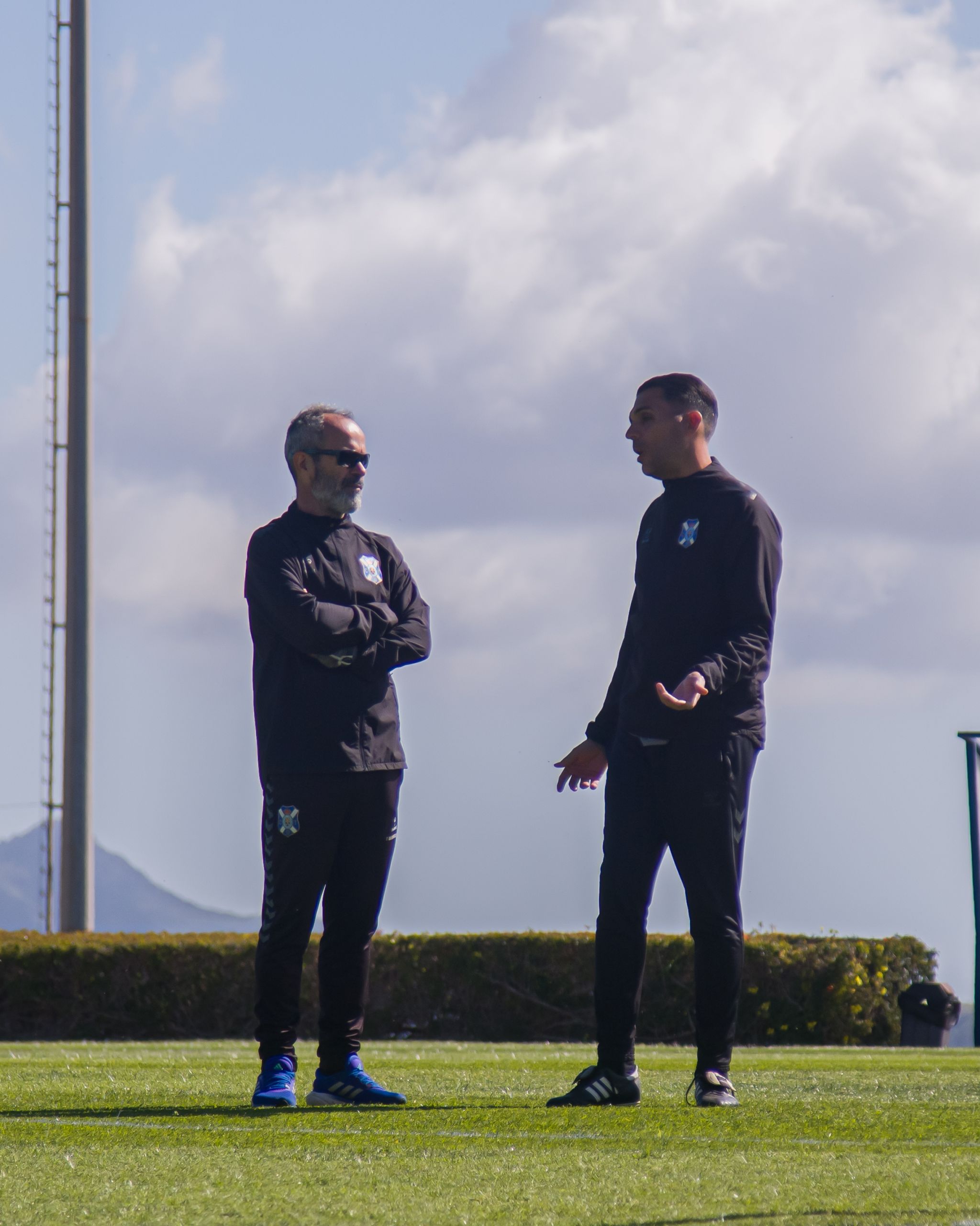 Álvaro Cervera hablando con Roberto Perera (CD Tenerife)