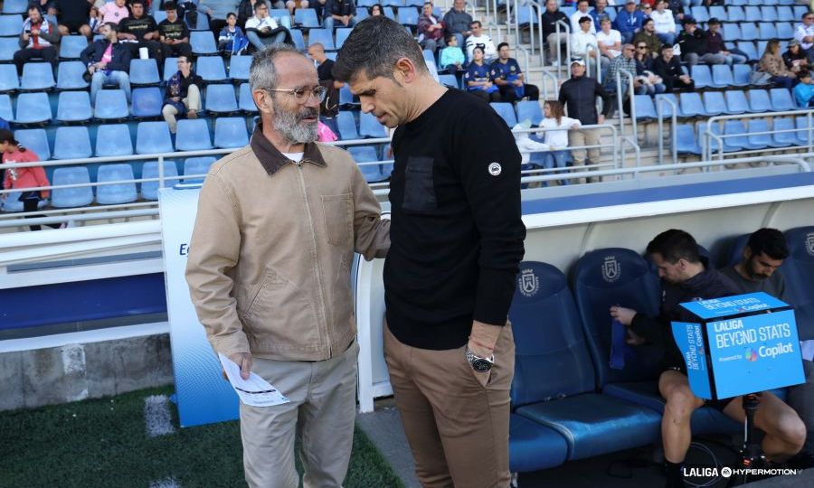 Álvaro Cervera y Antonio Hidalgo charlan antes del Tenerife- Huesca (LA LIGA)