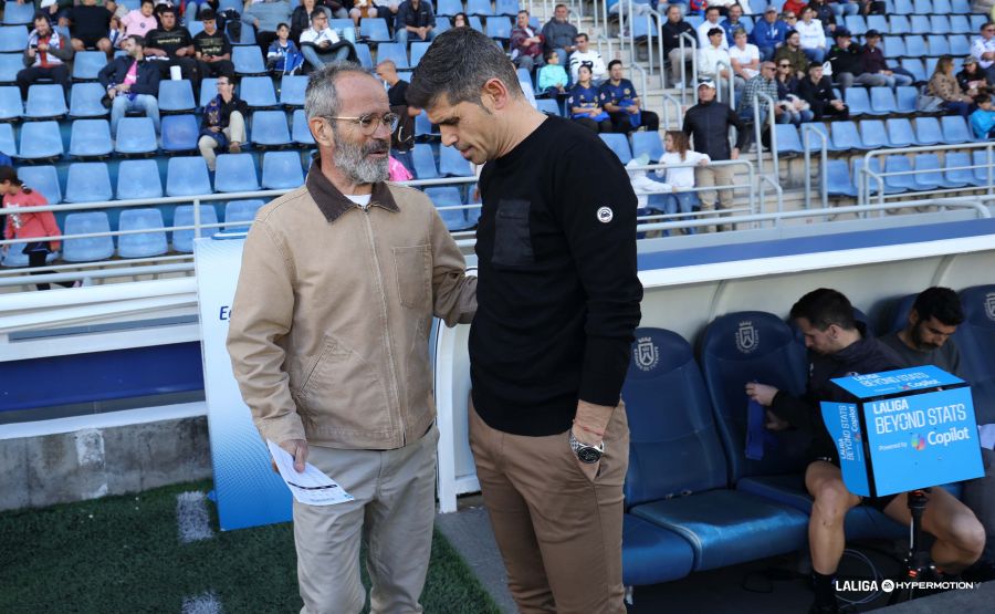 Álvaro Cervera y Antonio Hidalgo charlan antes del Tenerife- Huesca (LA LIGA)