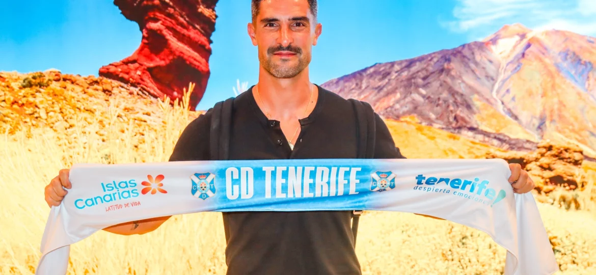 Álvaro González a su llegada a Los Rodeos (CD TENERIFE)