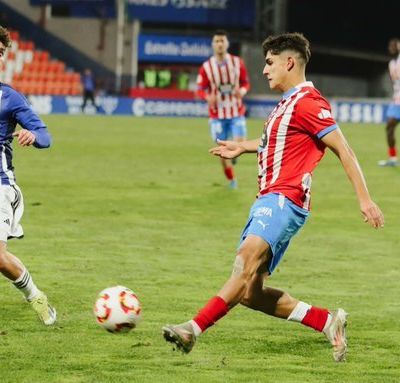 Ander Zoilo poniendo un centro lateral (CD Tenerife)