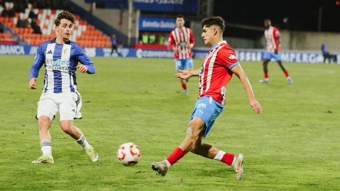 Ander Zoilo poniendo un centro lateral (CD Tenerife)