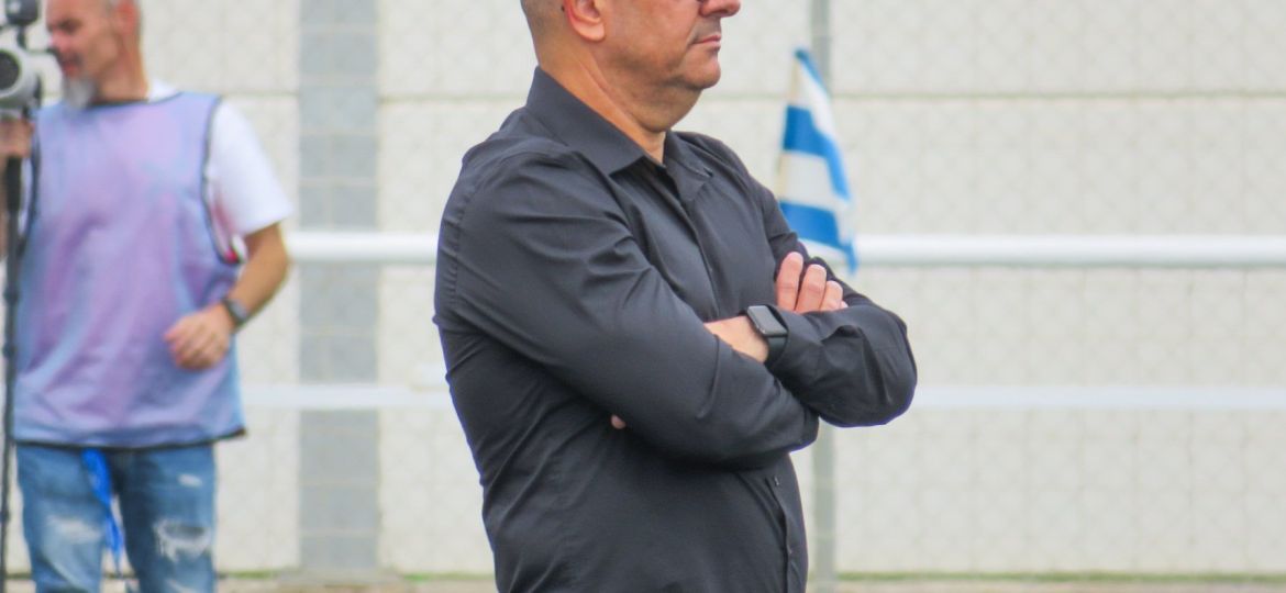 Andrés Clavijo dirigiendo un partido (@CDTFundacion)