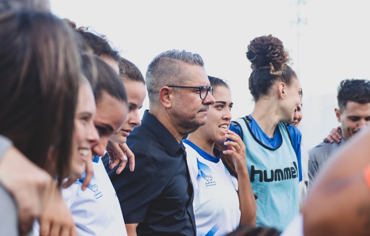 Andrés Clavijo, en el centro (CD TENERIFE)