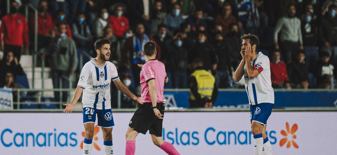 Andrés Martín y Aitor Sanz junto a Óliver de la Fuente Ramos (CD TENERIFE)