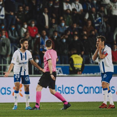 Andrés Martín y Aitor Sanz junto a Óliver de la Fuente Ramos (CD TENERIFE)