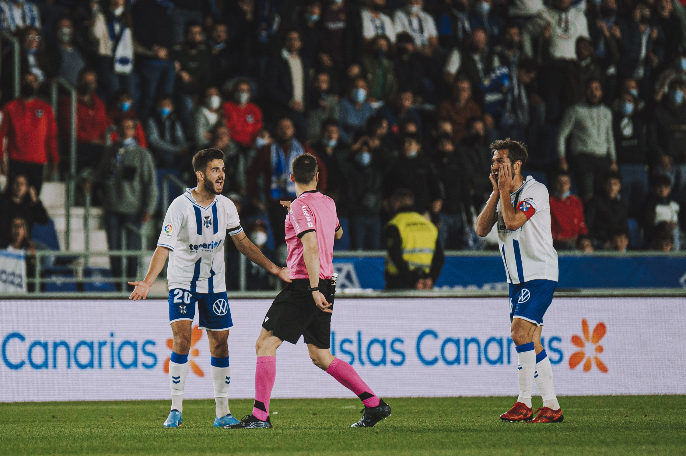 Andrés Martín y Aitor Sanz junto a Óliver de la Fuente Ramos (CD TENERIFE)