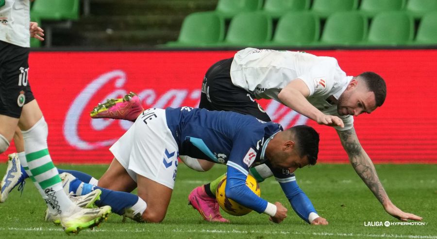 Ángel, por los suelos en el partido en Santander (LA LIGA)
