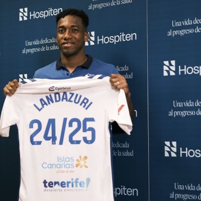 Anthony Landázuri con la blanquiazul (@CDTOficial)|Diseños VISITANTE CD Tenerife 2425