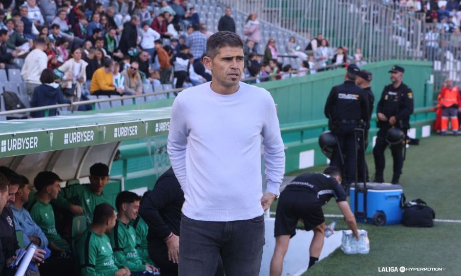 Antonio Hidalgo en el banquillo del Nuevo Arcángel (La Liga)