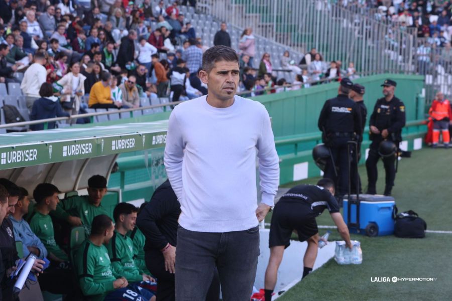 Antonio Hidalgo en el banquillo del Nuevo Arcángel (La Liga)