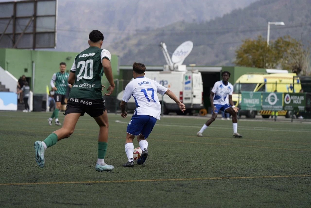 Acción del Atlético Paso - Tenerife B (CLUBDEPORTIVOTENERIFE.ES).