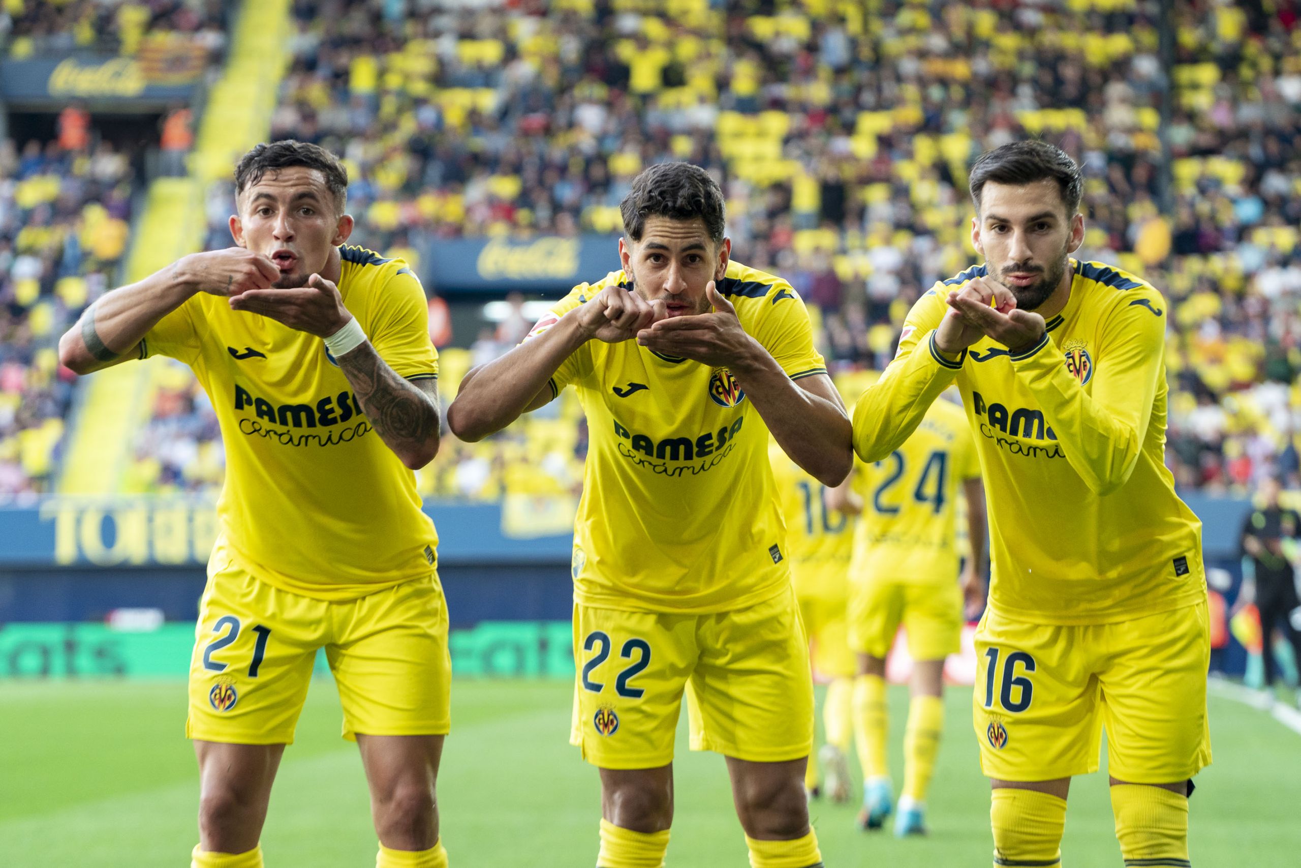 Ayoze celebra un gol con Baena y Yeremy (@VILLARREALCF).
