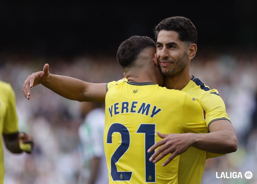 Ayoze Pérez celebrando su gol con un compañero (LaLiga)
