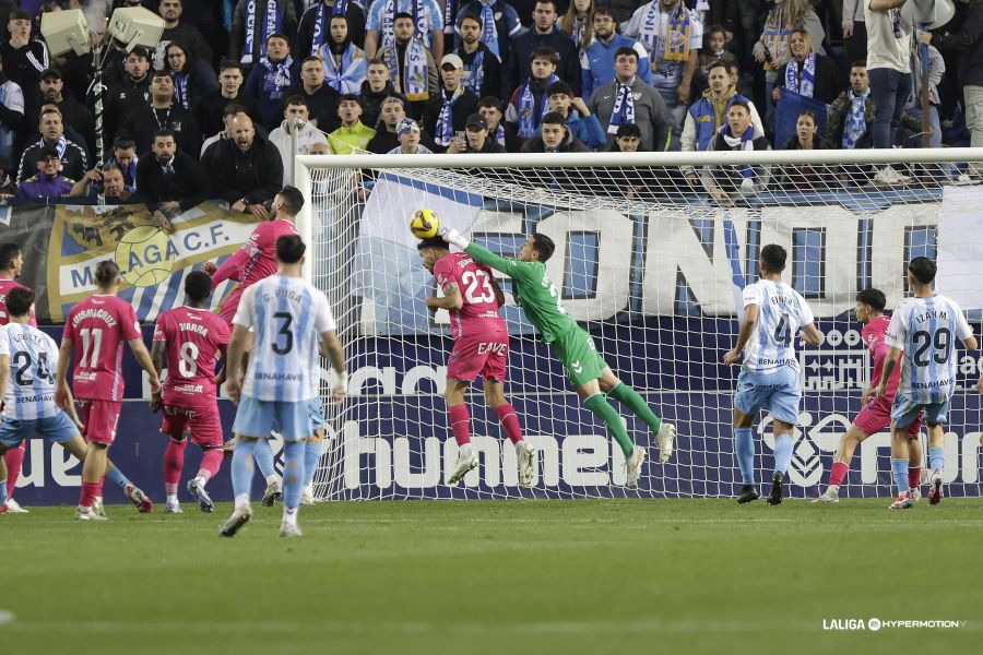Badía despeja de puños (LA LIGA)