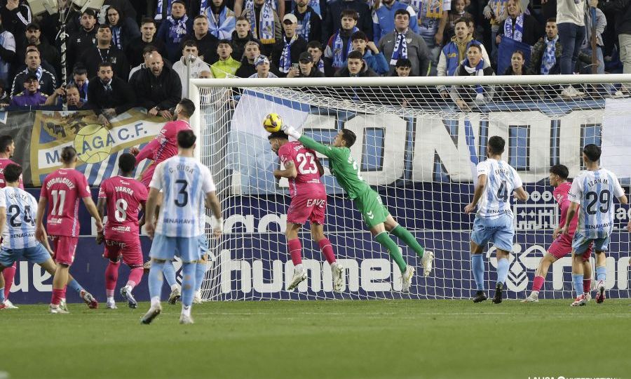 Badía despeja de puños (LA LIGA)