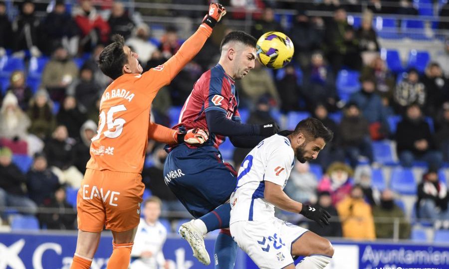 Badía y Mellot en una acción defensiva en Huesca (LA LIGA)