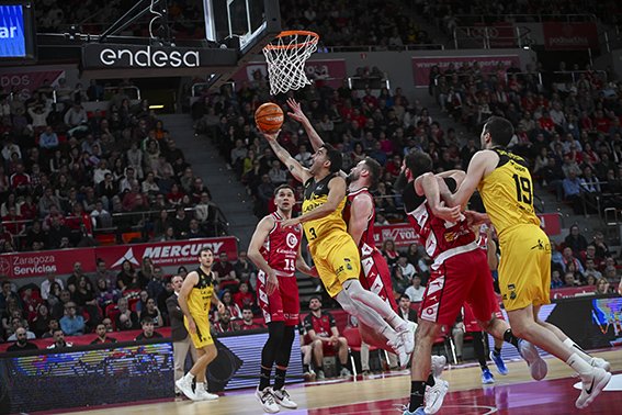 Bandeja de Jaime Fernández en Zaragoza (ACB Media / A. Sánchez)