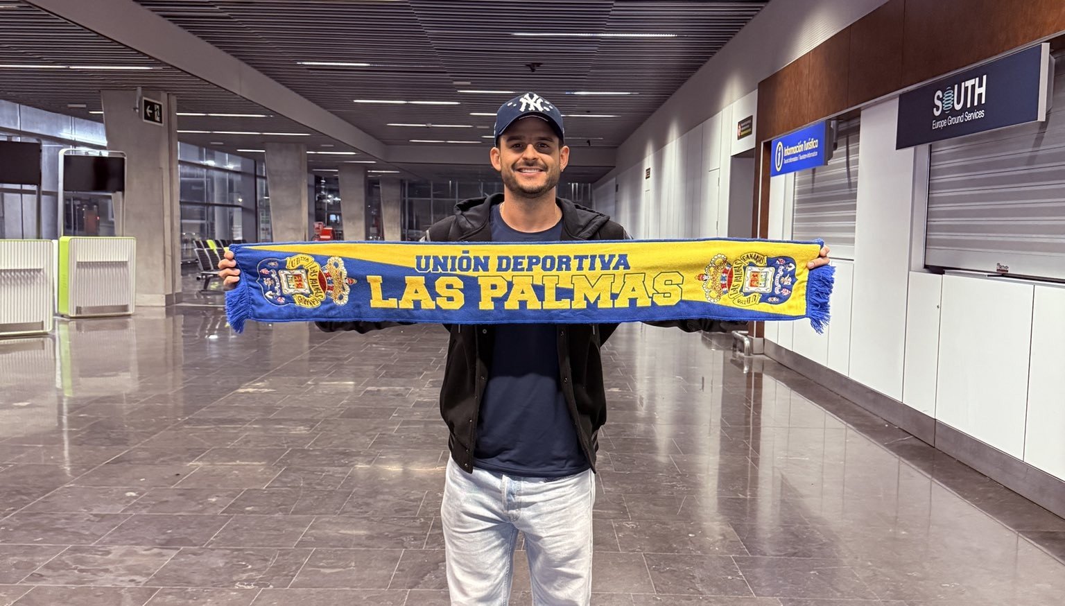 Benedetti, a su llegada a Gran Canaria (C. Torres / TINTAAMARILLA.ES)