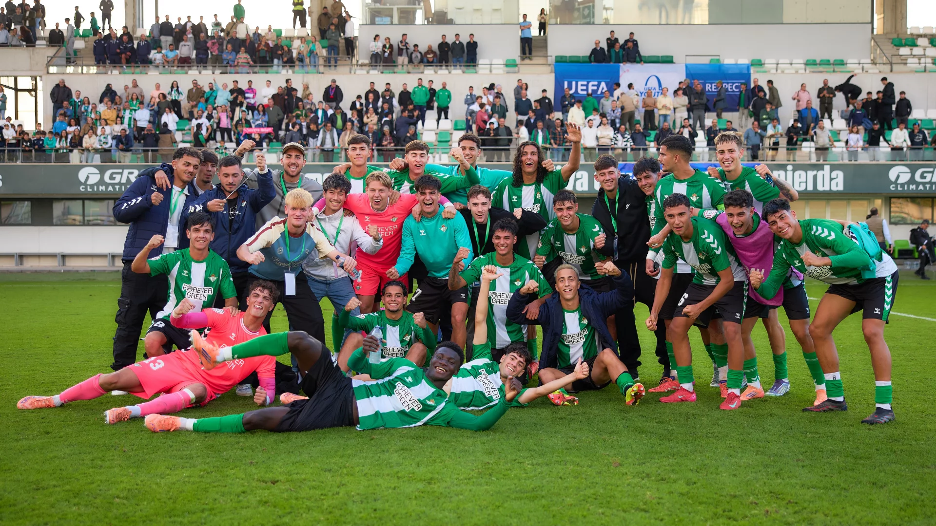 Los jugadores del Betis celebran el pase (FOTO: WEB REAL BETIS).