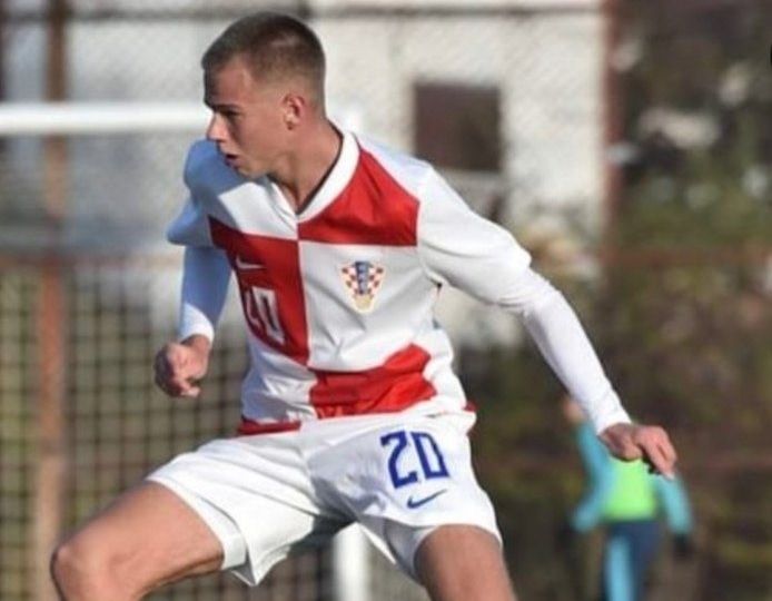 Borna Ivanda con la Selección croata Sub 18 (@HNS_CFF)