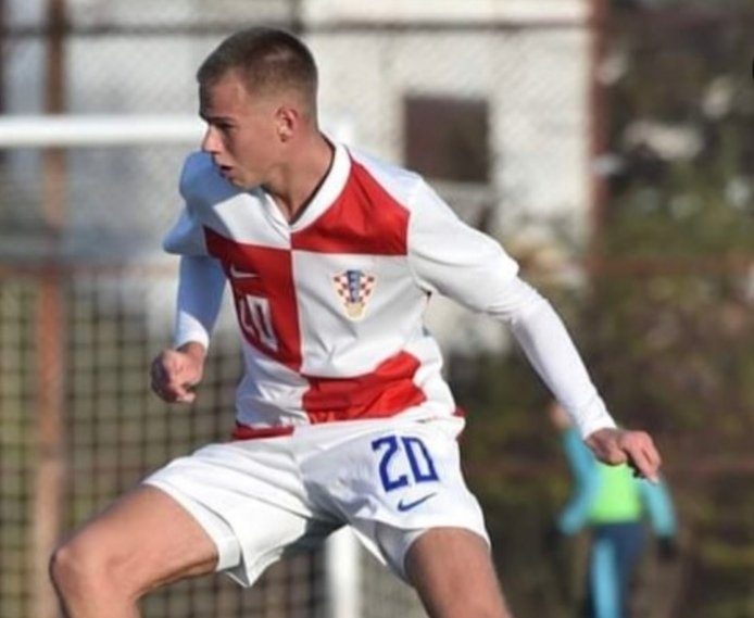 Borna Ivanda con la Selección croata Sub 18 (@HNS_CFF)