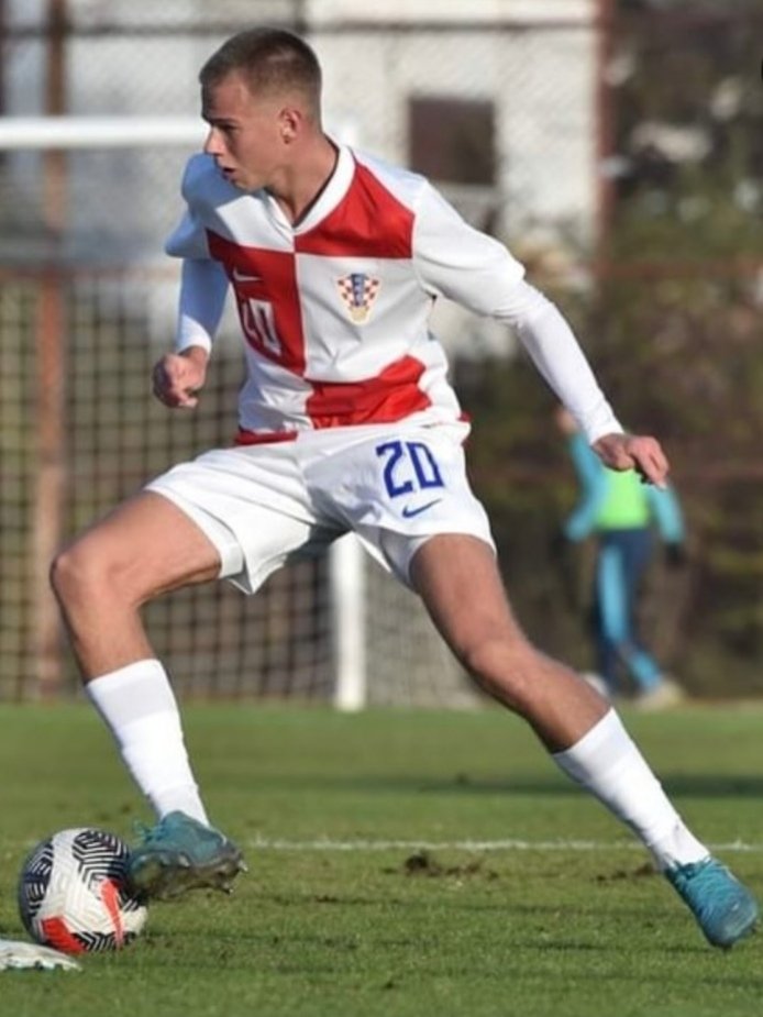 Borna Ivanda con la Selección croata Sub 18 (@HNS_CFF)