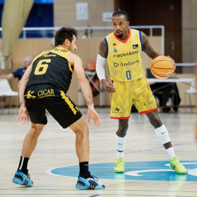 Bruno Fitipaldo defendiendo a Shannon Evans (@morabancandorra)