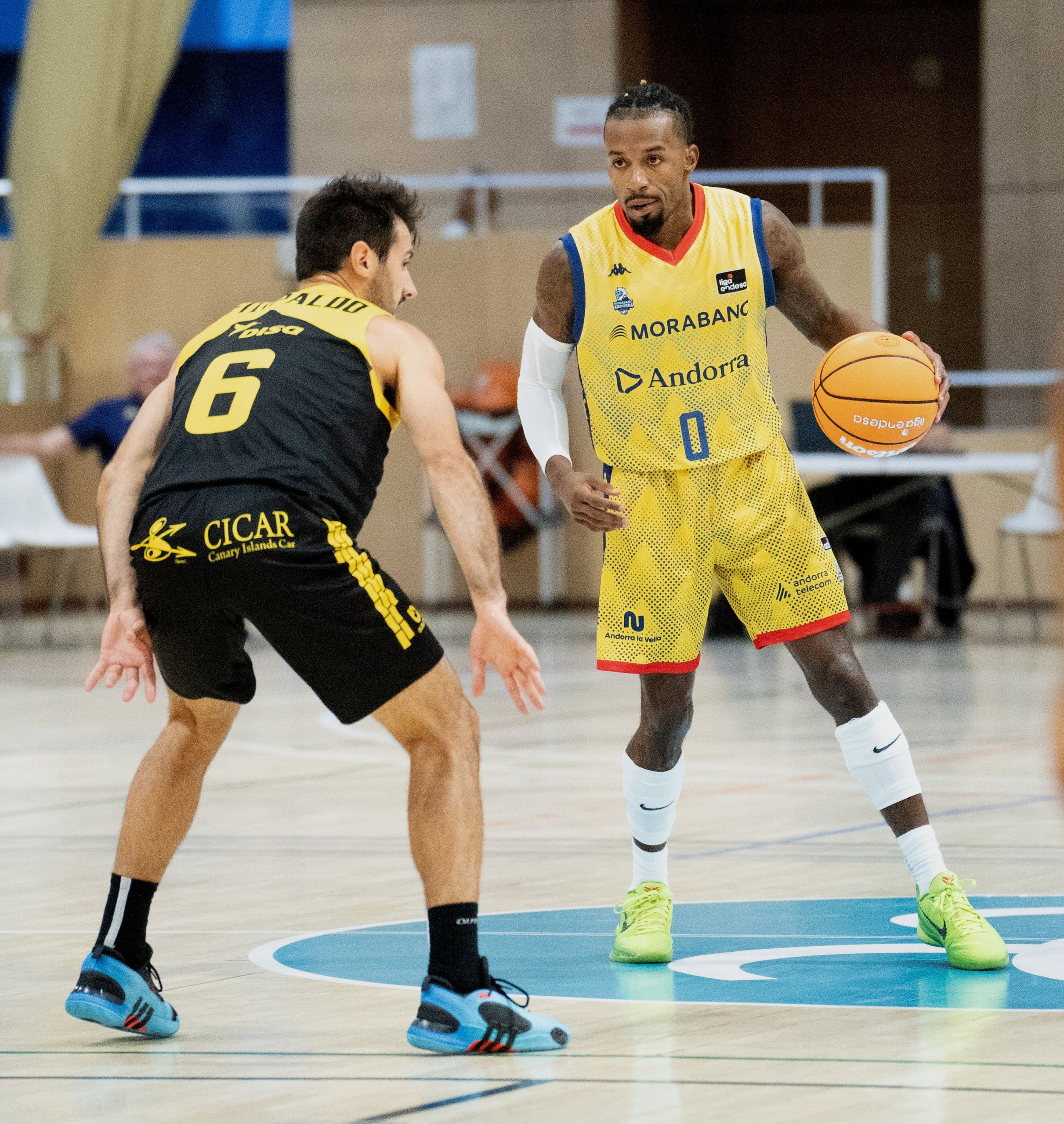 Bruno Fitipaldo defendiendo a Shannon Evans (@morabancandorra)