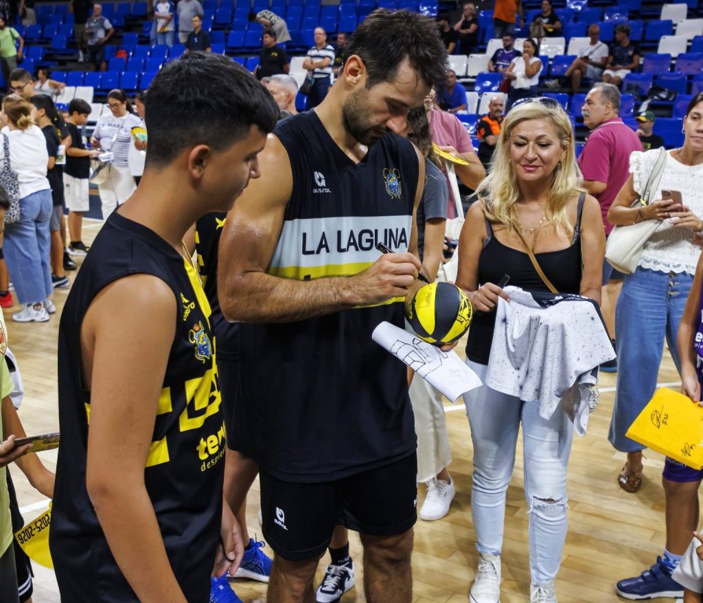 Bruno Fitipaldo firmando autógrafos (CB Canarias)