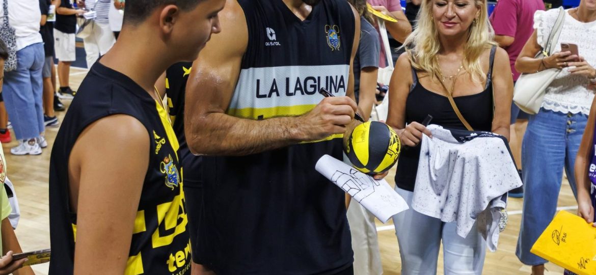 Bruno Fitipaldo firmando autógrafos (CB Canarias)