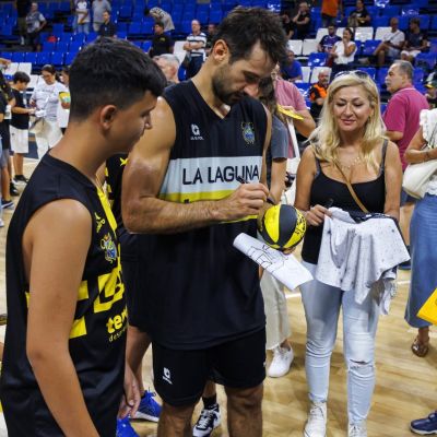 Bruno Fitipaldo firmando autógrafos (CB Canarias)