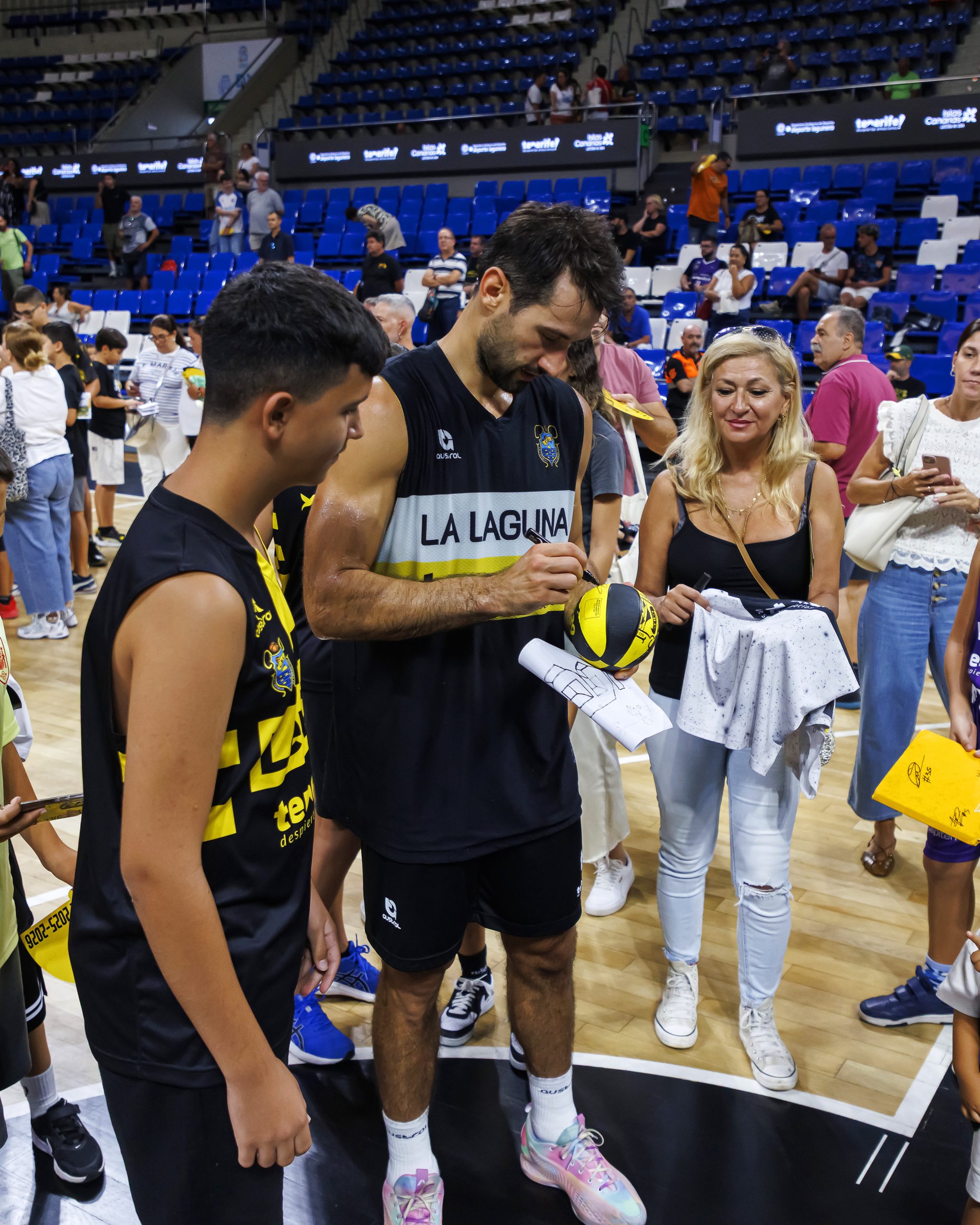 Bruno Fitipaldo firmando autógrafos (CB Canarias)