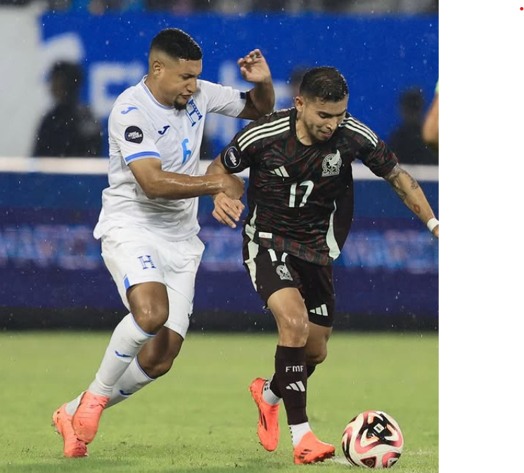 Bryan Acosta, con su selección (FOTO INSTAGRAM: @BRYANACOSTA821).