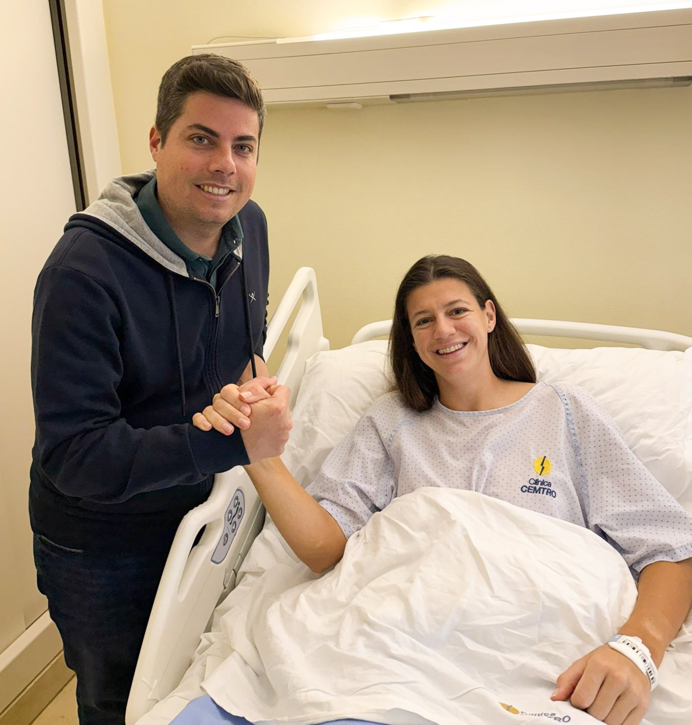 Carlota Suárez con Sandro Arrufat tras su operación (CEDIDA)