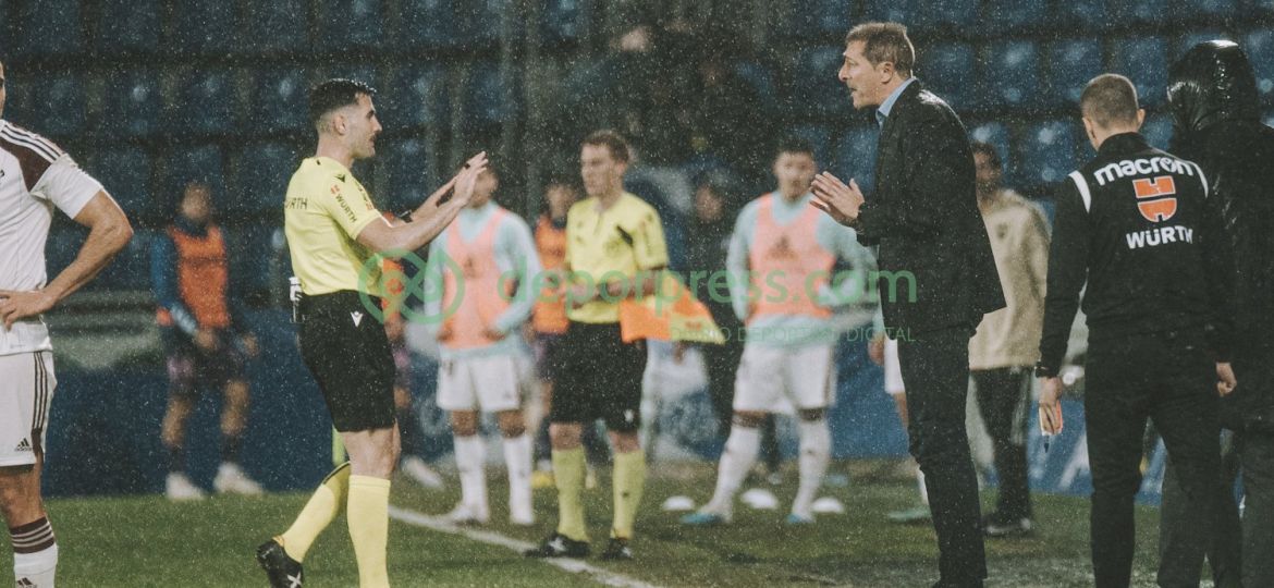 Fuentes Molina se dirige a Ramis. (DEPORPRESS)