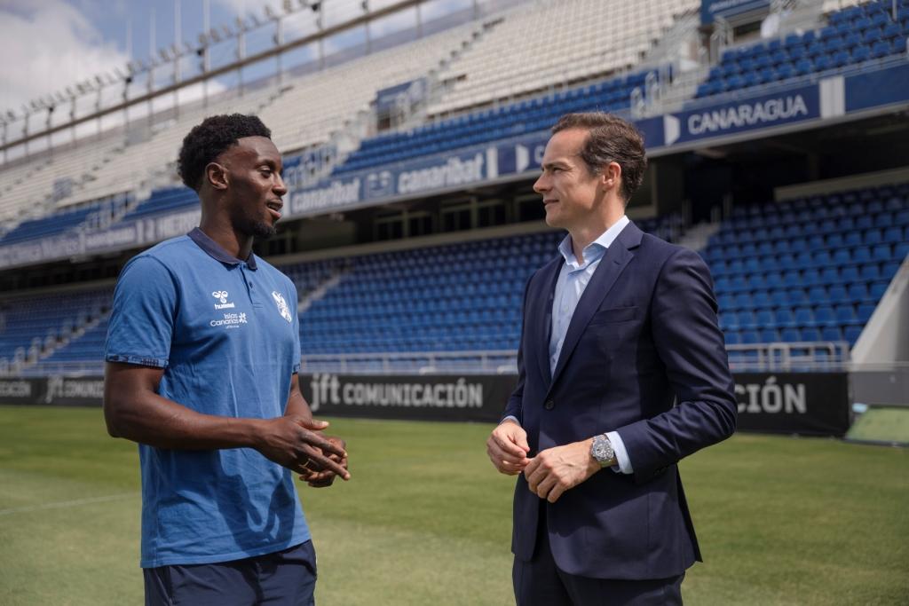 Yussi Diarra, junto al vicepresidente y CEO de Hospiten, Pedro Luis Cobiella