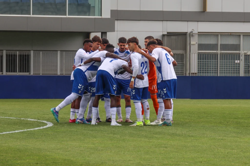 Los jugadores del CD Tenerife B en Geneto (CEDIDA)