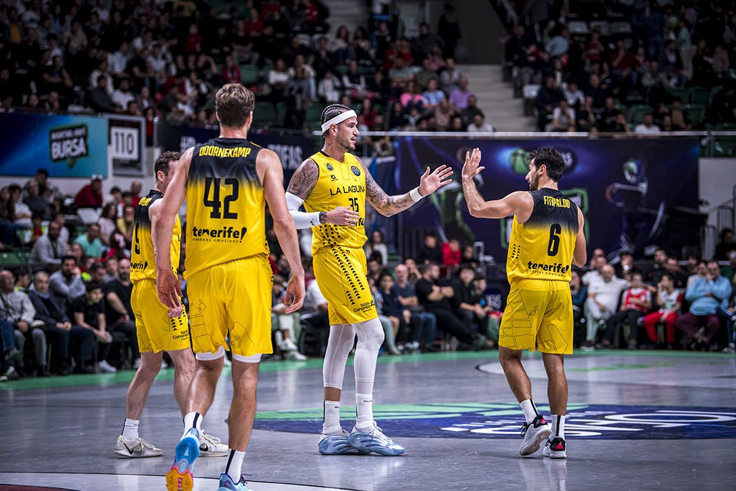 Celebración de los jugadores aurinegros (BCL).