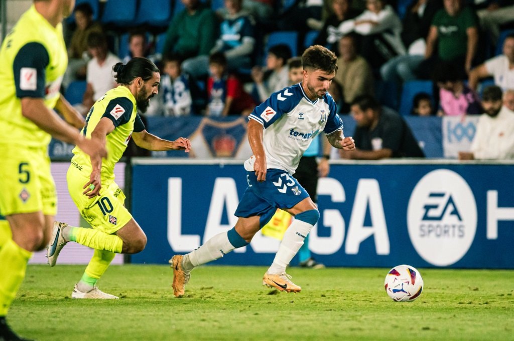 Cacho conduce un balón frente al Amorebieta (CD TENERIFE/SAN ACOSTA).