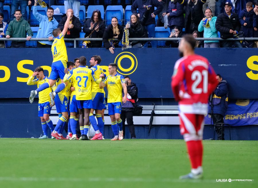 Jugadores del Cádiz celebran un gol ante el Granada (LALIGA).