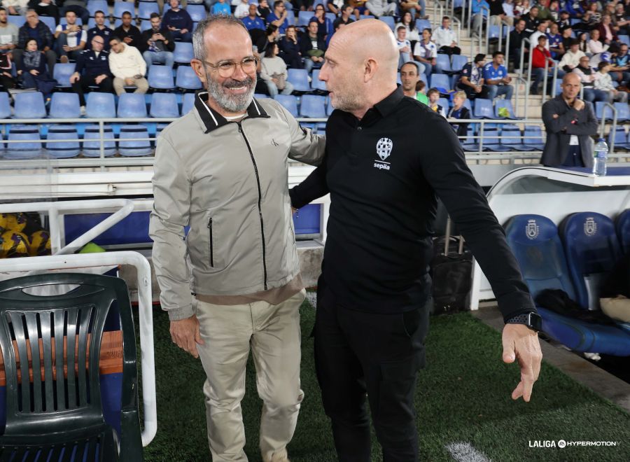 Cervera y Calero se saludan antes del partido (LALIGA).